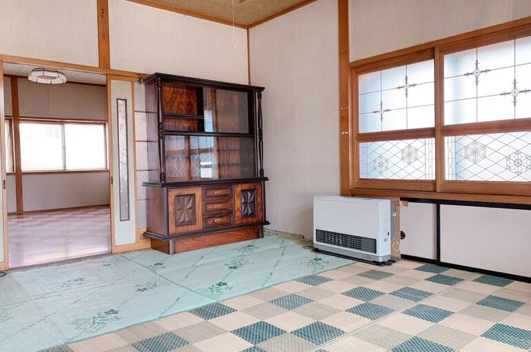 家具が残置された部屋の写真