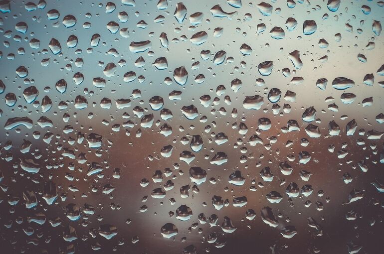 水滴のついた窓のイメージ写真